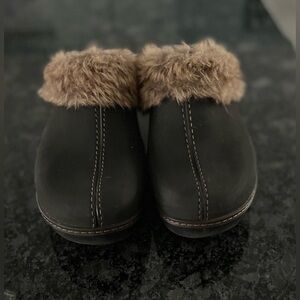 Crocs Women's Brown Fur-Lined Warm Cozy Clogs Size 7